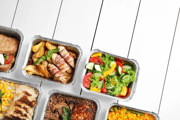 午餐盒在白色的木桌上，平躺。健康食品配送 — 图库照片