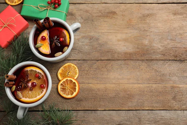 Composição de leigos plana com vinho quente saboroso na mesa de madeira. Espaço para texto — Fotografia de Stock