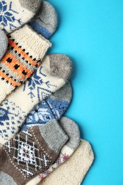 Calze morbide in maglia su fondo azzurro, piatte. Vestiti invernali — Foto Stock