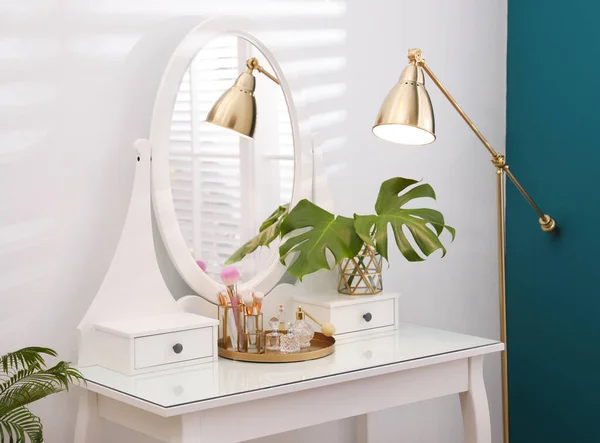 Туалетний столик з дзеркалом в стильному інтер'єрі кімнати — стокове фото