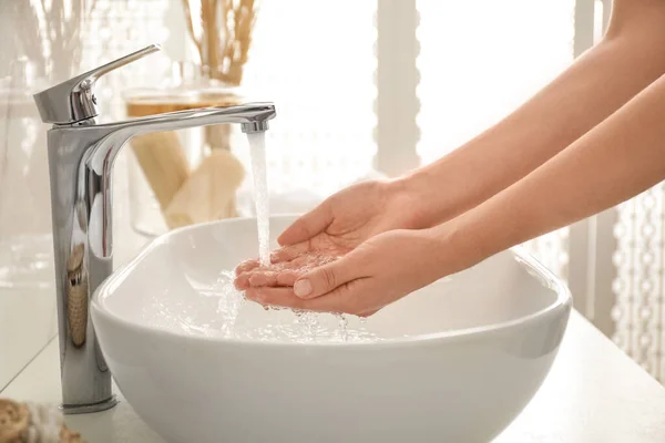 Kadın ellerini içeride yıkıyor, yakın plan. Banyo içi. — Stok fotoğraf