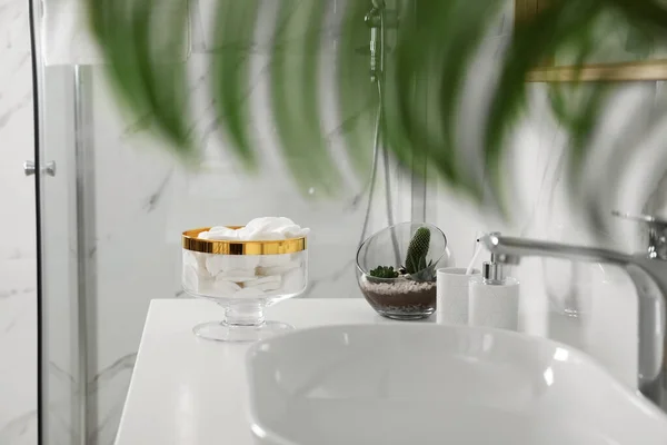 Vaso con batuffoli di cotone sul piano del bagno — Foto Stock