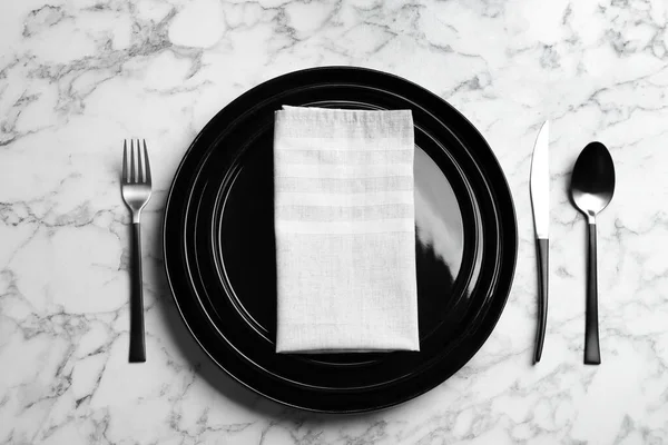 Elegante tavola apparecchiata su sfondo di marmo bianco, posata piatta — Foto Stock