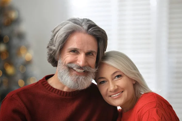 Happy mature couple celebrating Christmas at home — Stock Photo, Image