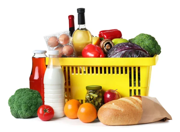 Warenkorb und Lebensmittel auf weißem Hintergrund — Stockfoto