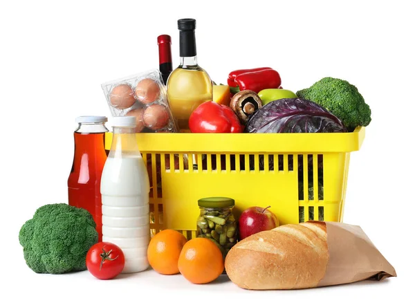 Cesta de compras e produtos de mercearia em fundo branco — Fotografia de Stock