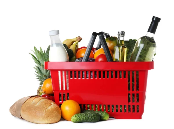 Cesta de la compra y productos de alimentación sobre fondo blanco —  Fotos de Stock