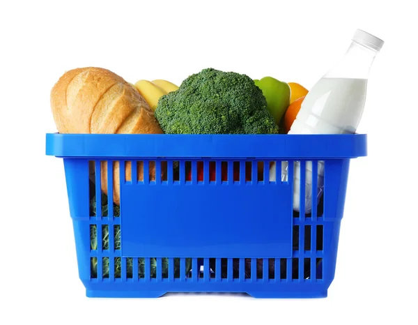 Cesta de compras com produtos de mercearia em fundo branco — Fotografia de Stock