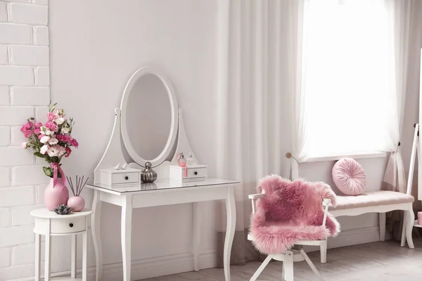 Elegante habitación interior con tocador blanco —  Fotos de Stock
