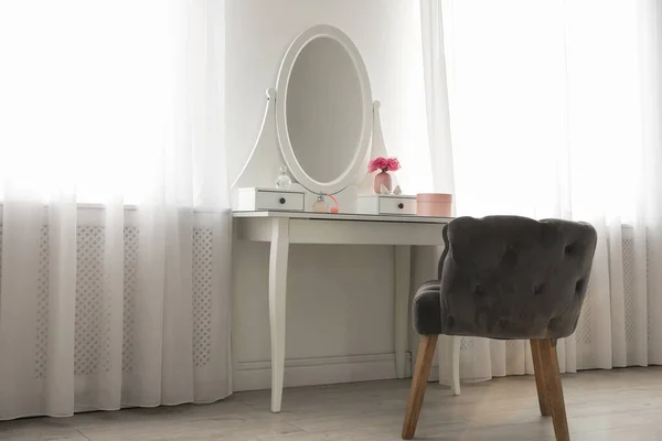 Κομψό λευκό dressing table και πολυθρόνα σε light room — Φωτογραφία Αρχείου