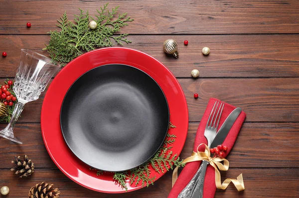 Beau décor de table de Noël sur fond en bois, pose plate — Photo