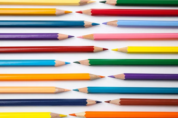 Kompozice s barevnými tužkami na bílém pozadí, horní pohled — Stock fotografie