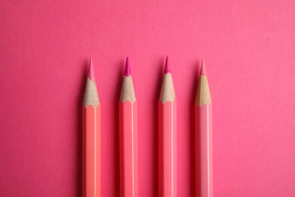 Platt låg sammansättning med färg pennor på rosa bakgrund — Stockfoto
