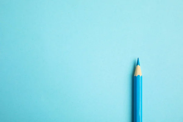 Färg penna på ljusblå bakgrund. Plats för text — Stockfoto