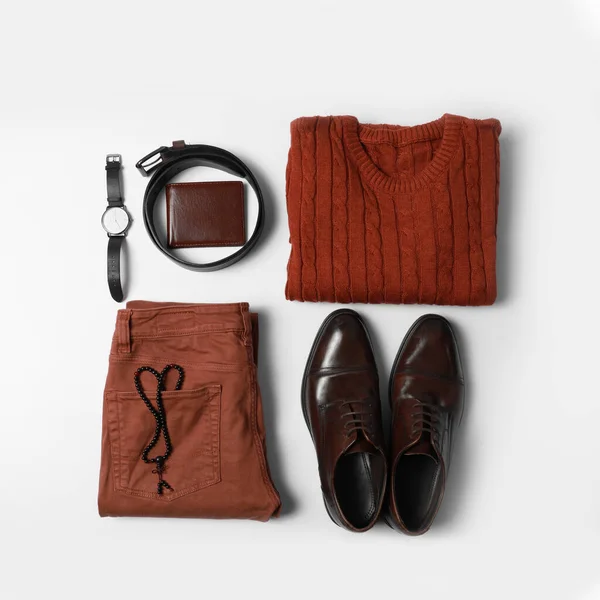 Elegante atuendo de otoño masculino y accesorios sobre fondo blanco, disposición plana. Ropa de abrigo de moda — Foto de Stock