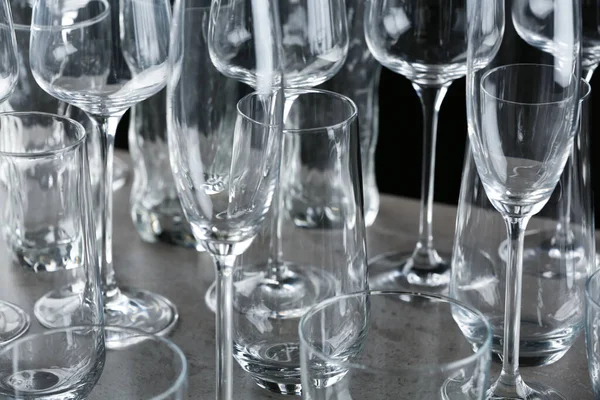 Ensemble de verres vides sur table grise — Photo