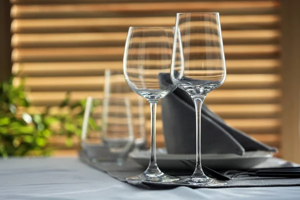 Tafelopstelling met lege wijnglazen en servet — Stockfoto