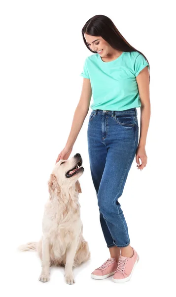 Молода жінка з її золотистим собакою на білому фоні — стокове фото