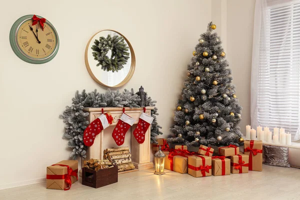 Κομψό χριστουγεννιάτικο εσωτερικό με διακοσμημένο έλατο και τζάκι — Φωτογραφία Αρχείου