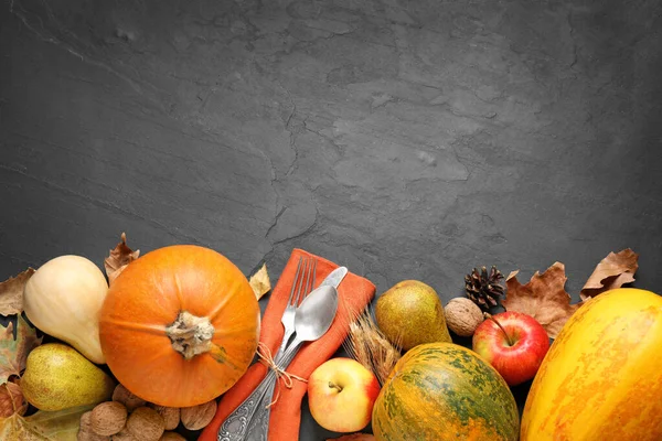 Platte lay compositie met bestek, herfstgroenten en fruit op grijze ondergrond, ruimte voor tekst. Fijne Thanksgiving dag. — Stockfoto