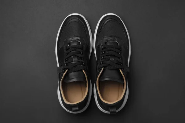 Par de sapatos elegantes no fundo preto, vista superior — Fotografia de Stock