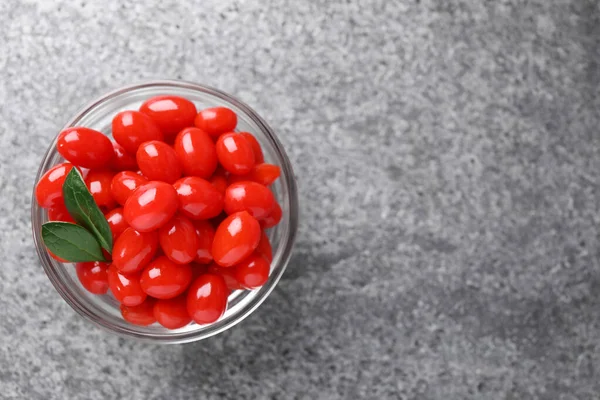 Tigela com bagas de goji frescas em fundo cinza, vista superior. Espaço para texto — Fotografia de Stock