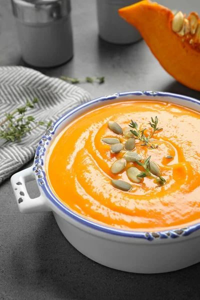 Delicious pumpkin soup in bowl on grey table, closeup — Stock Photo, Image