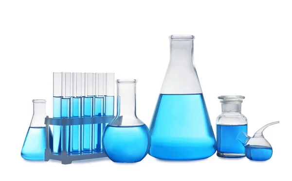 Uppsättning laboratorieglas med blå vätska på vit bakgrund — Stockfoto