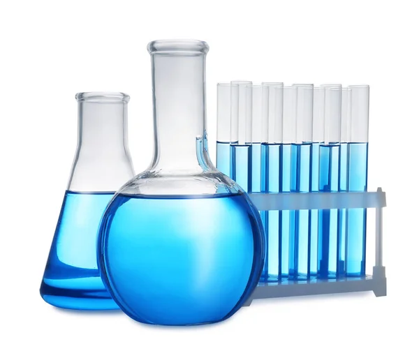 Uppsättning laboratorieglas med blå vätska på vit bakgrund — Stockfoto