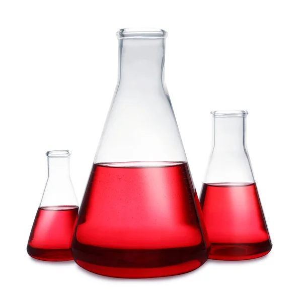 Kolby stożkowe z czerwonym płynem na białym tle. Wyroby szklane laboratoryjne — Zdjęcie stockowe
