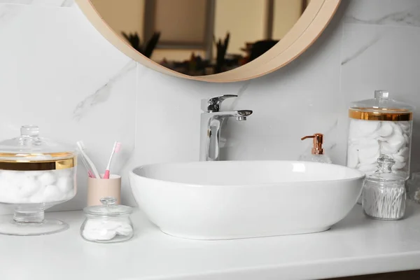 Bolas de algodón, hisopos y almohadillas en la encimera blanca en el baño — Foto de Stock