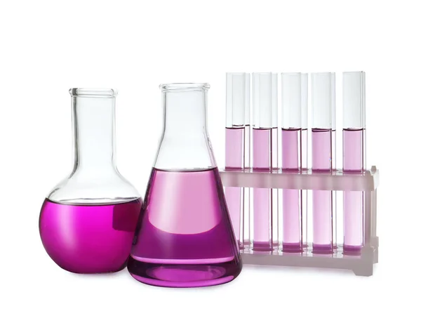 Verrerie de laboratoire avec liquide violet sur fond blanc — Photo