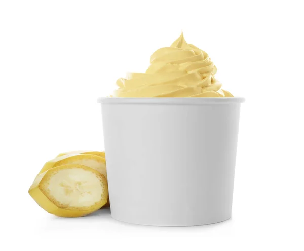 Filiżanka smacznego mrożonego jogurtu z bananem na białym tle — Zdjęcie stockowe