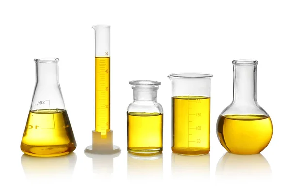 Naczynia laboratoryjne z żółty płyn na białym tle — Zdjęcie stockowe