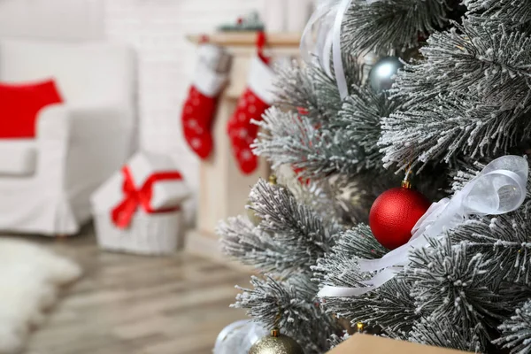 Schön geschmückter Weihnachtsbaum im Wohnzimmer — Stockfoto