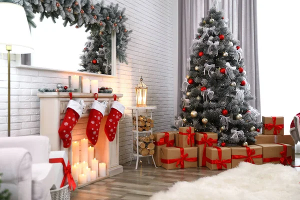 Bela árvore de Natal decorada na sala de estar interior — Fotografia de Stock