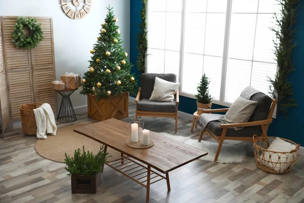 Belo interior com árvore de Natal decorada na sala de estar — Fotografia de Stock