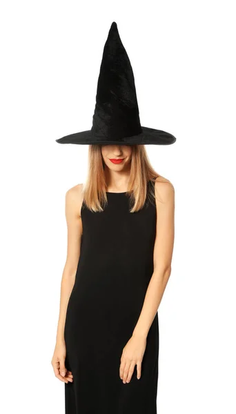 Gyönyörű fiatal nő visel boszorkány jelmez Halloween party fehér háttér — Stock Fotó