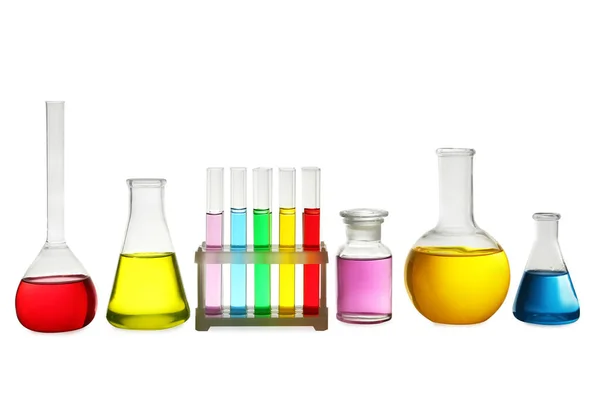 Лабораторное стекло с цветными жидкостями на белом фоне — стоковое фото