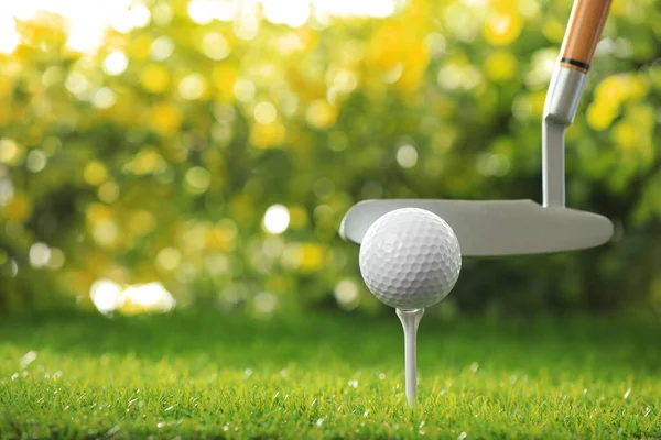 Golfbal slaan met club op groene baan — Stockfoto