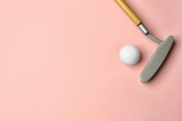 Golf piłka i klub na różowym tle, płaski leżał. Miejsce na tekst — Zdjęcie stockowe