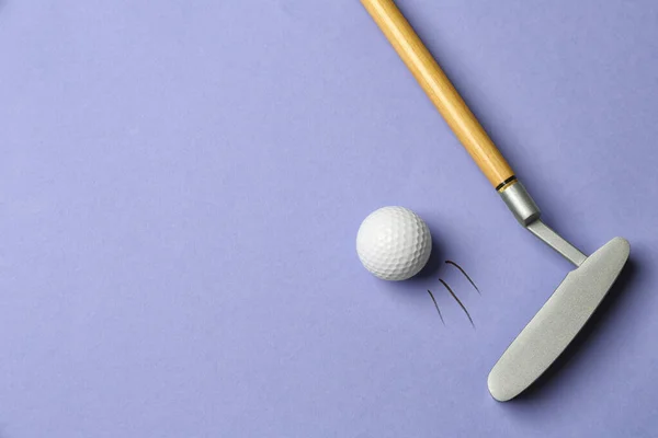 Uderzenie piłki golfowej z klubem na liliowym tle - kreatywny wizerunek. Widok z góry — Zdjęcie stockowe