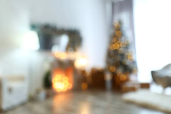 Hämärä näkymä tyylikäs sisustus koristeltu joulukuusi ja takka — kuvapankkivalokuva