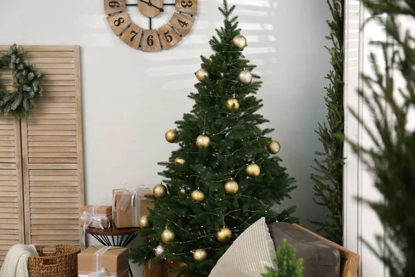 Mooi versierd kerstboom in woonkamer — Stockfoto