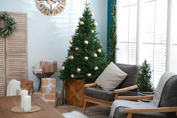 Mooi versierd kerstboom in woonkamer — Stockfoto