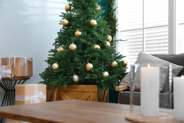 Bela árvore de Natal decorada na sala de estar — Fotografia de Stock