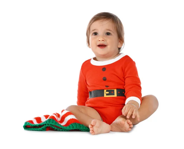 Милая малышка в праздничном рождественском костюме на белом фоне — стоковое фото