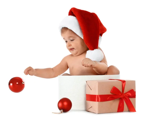 Schattig klein baby dragen Santa hoed zitten in doos met kerstcadeau op witte achtergrond — Stockfoto