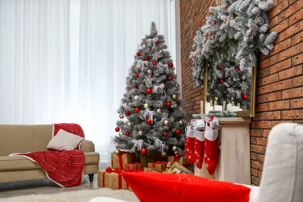 Interno elegante con bellissimo albero di Natale e camino decorativo — Foto Stock