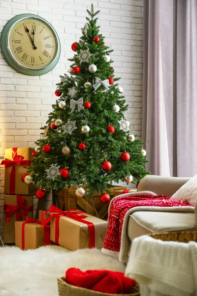 Elegante interior con hermoso árbol de Navidad y cajas de regalo — Foto de Stock